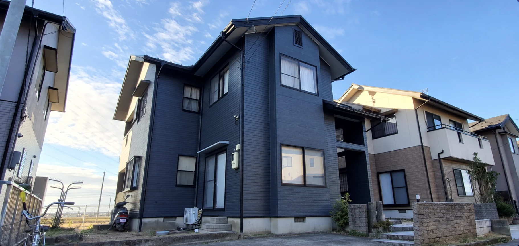 坂井市の施工写真を背景用にAI加工し、車を除去した住宅画像
