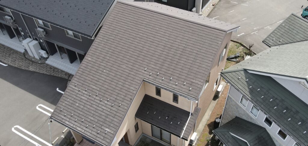 施工前：割れや欠損の見られた既存屋根