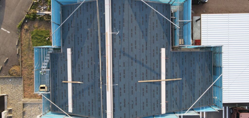 この現場で使用した長尺の金属屋根材