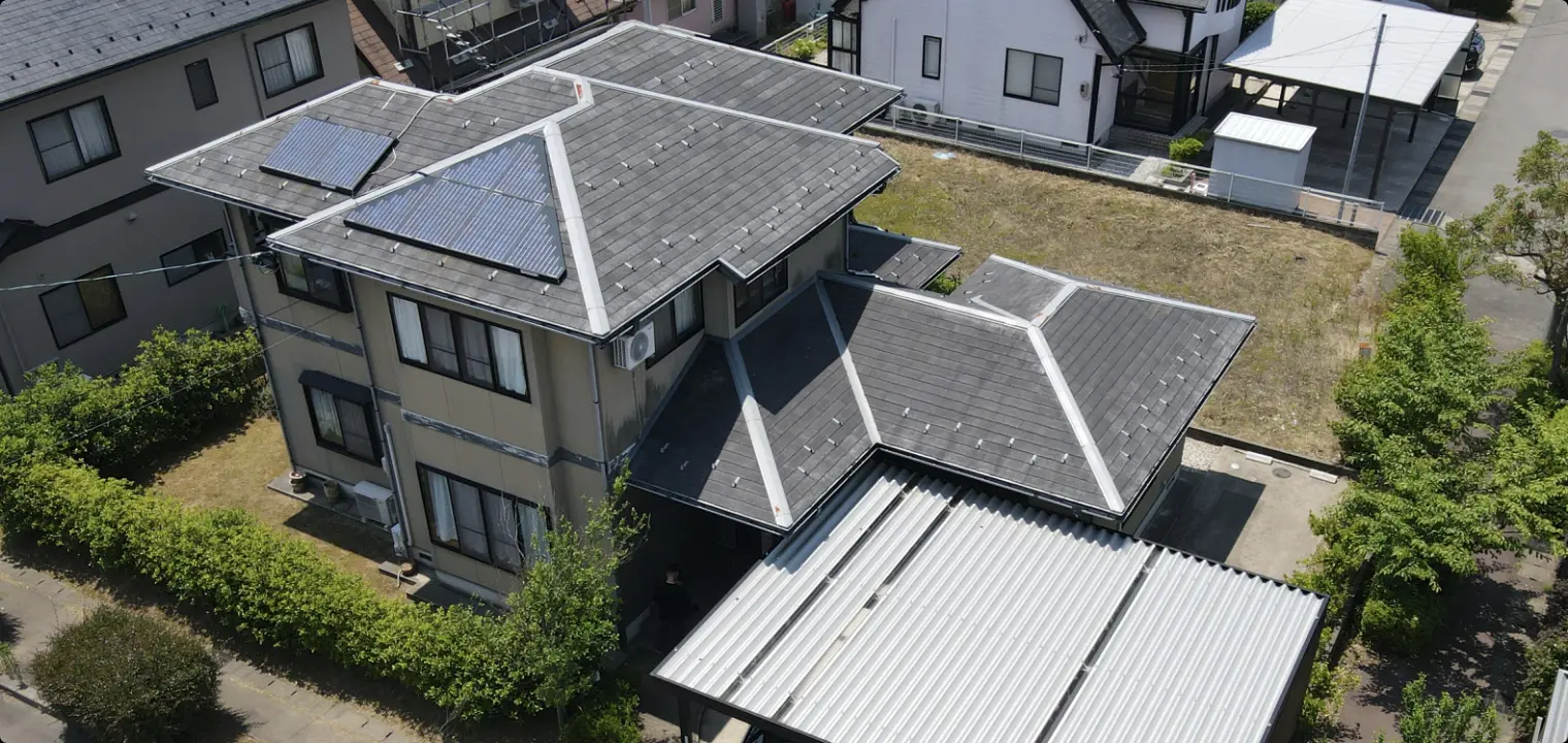 元コラムで塗装前として紹介した住宅のスレート屋根