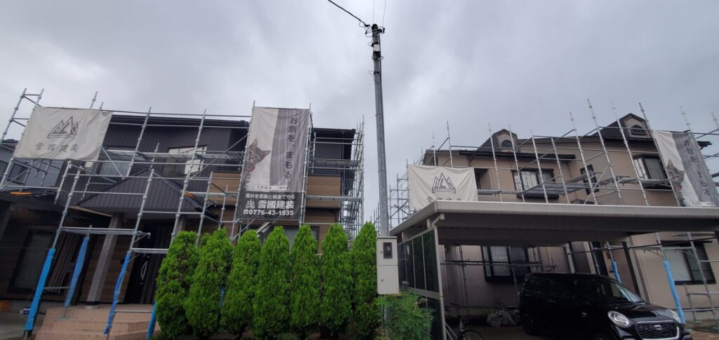 福井市の板金工事：着工時、足場を組んだ現場の写真。