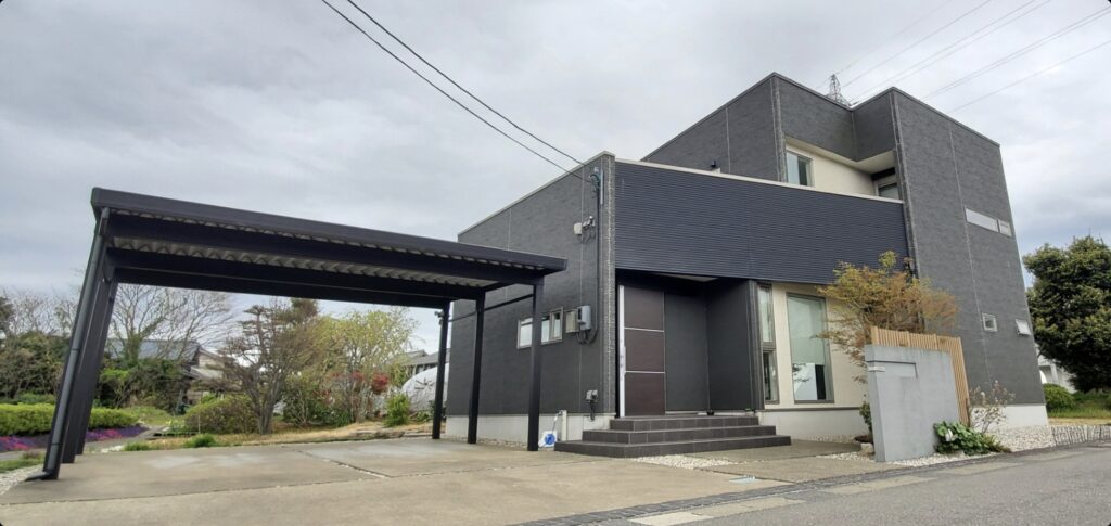 坂井市で外壁カバー工法を行う前の住宅