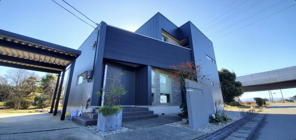 坂井市で金属サイディングのカバー工法を行った住宅