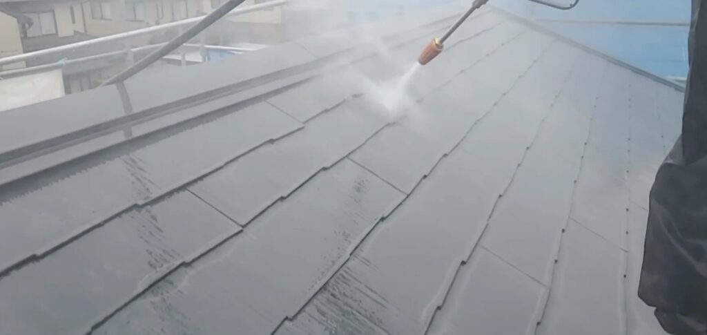 屋根カバー工法でも洗浄