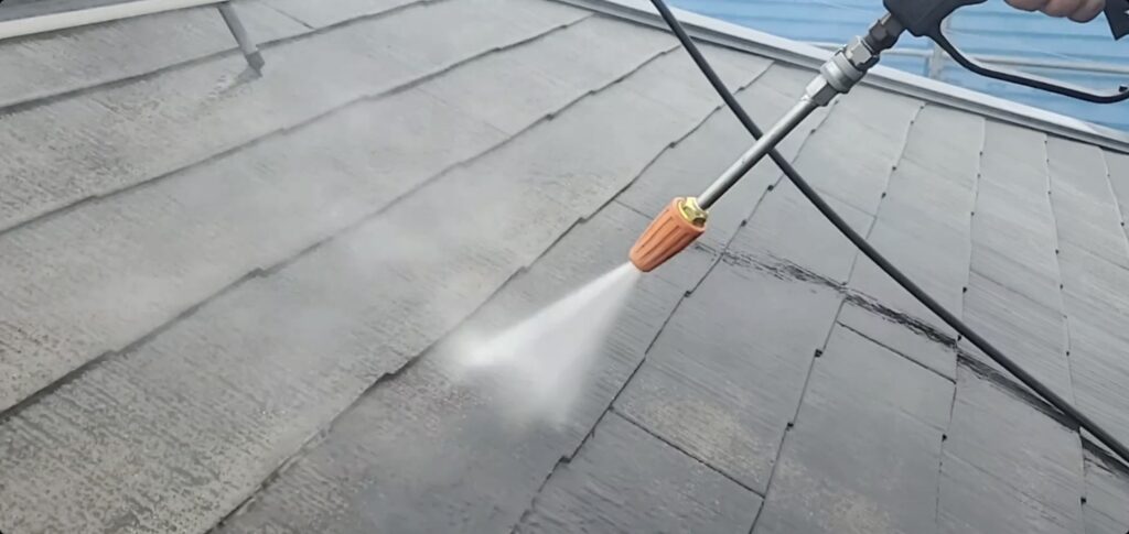 屋根の洗浄は雨の日